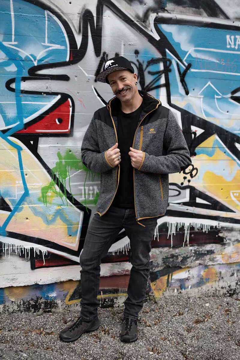 Yulgran II 3, stilisiertes Design mit Farben und geometrischen Mustern.