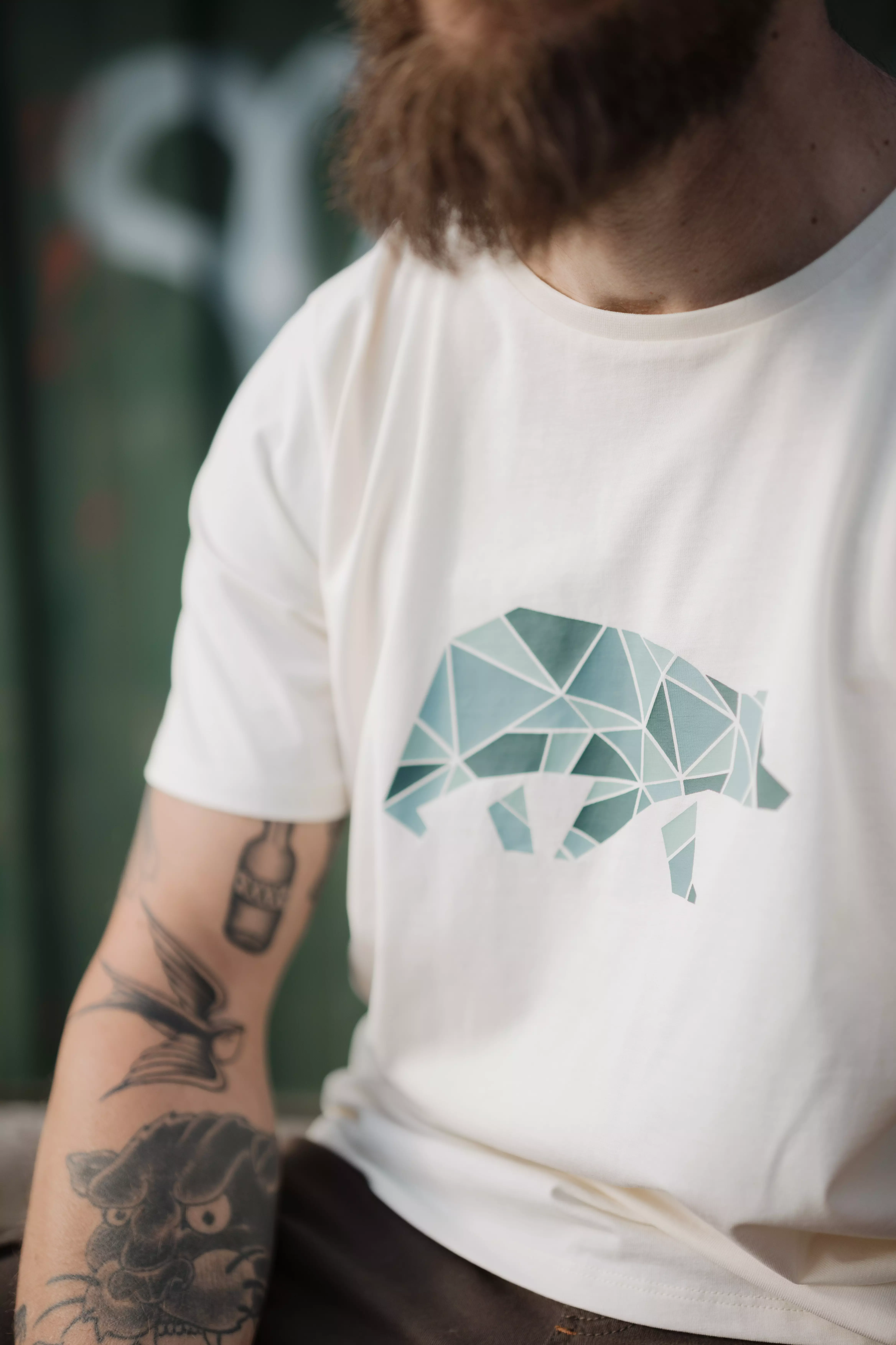 Sommerkleid im floralen Muster mit kurzen Ärmeln und einem fließenden Design.